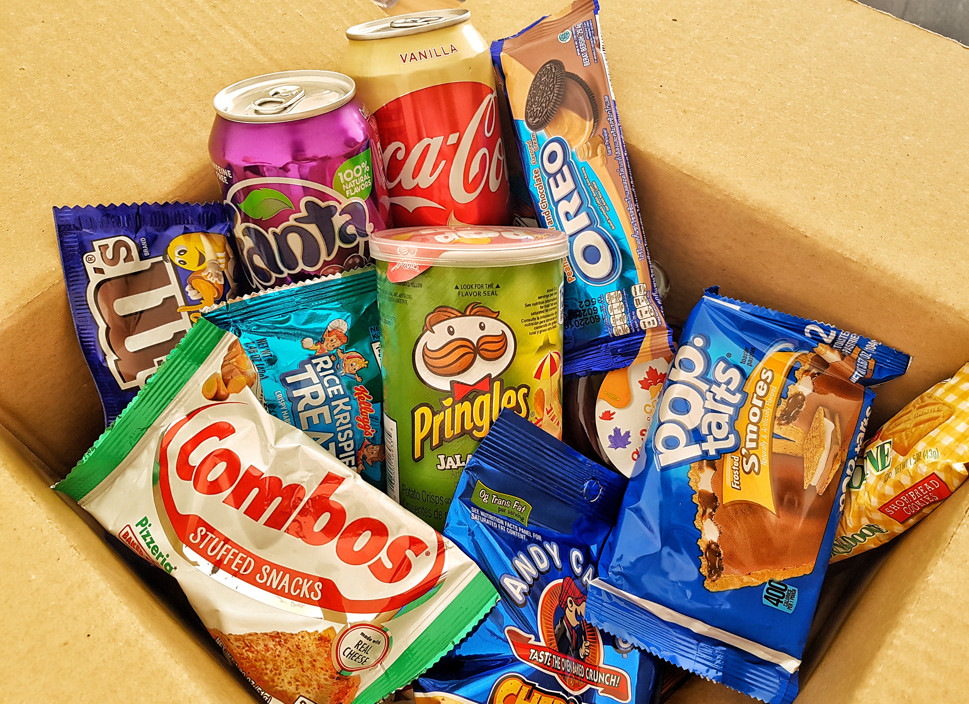 American Uncle: Box di Agosto con Pringles Jalapeno, Coca-Cola Vaniglia,  M&M's Caramello e tanto altro!