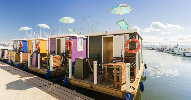 floating house casa galleggiante cagliari sant'elmo acqua porto offerta vacanza